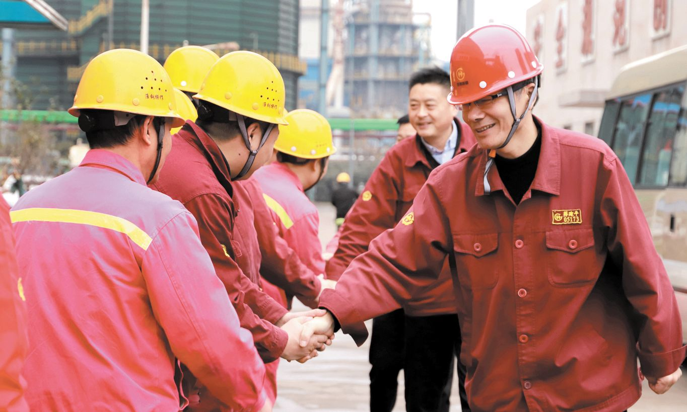 公司總經理蔣建平率隊慰問一線職工