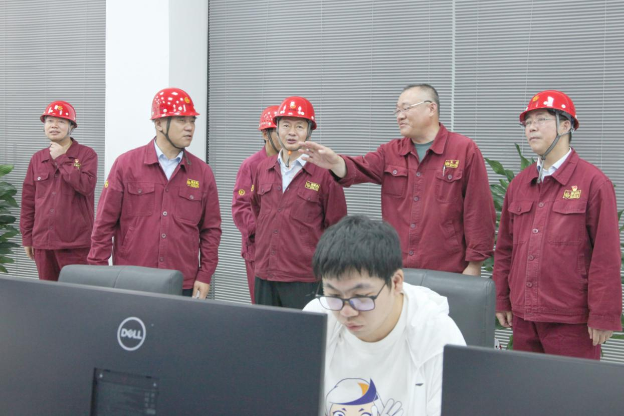 情系職工 夏送清涼 公司總經理錢洪建率隊開展高溫慰問