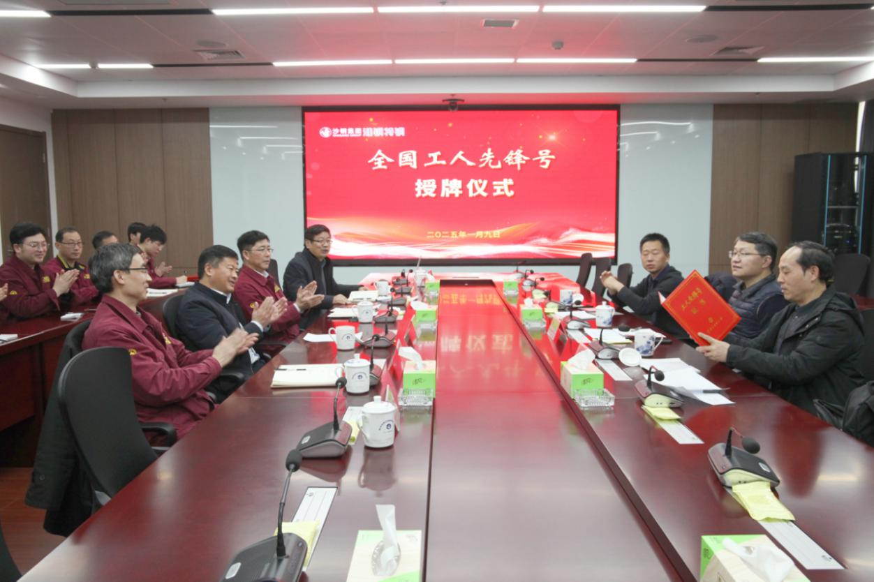 省機冶石化工會主任張旭海來淮鋼開展新春送溫暖活動