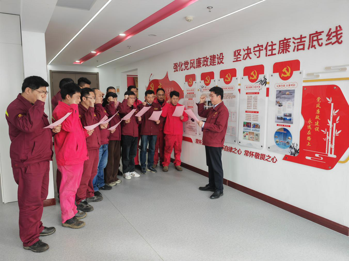 清風正氣伴我行  勤政廉政筑忠誠 公司開展“新任及晉升干部代表勤政廉政宣誓”活動